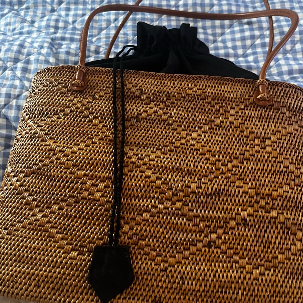 EUC woven bag Straps 10” long, H 9.5 “& W 13” blk drawstring  cotton closure.